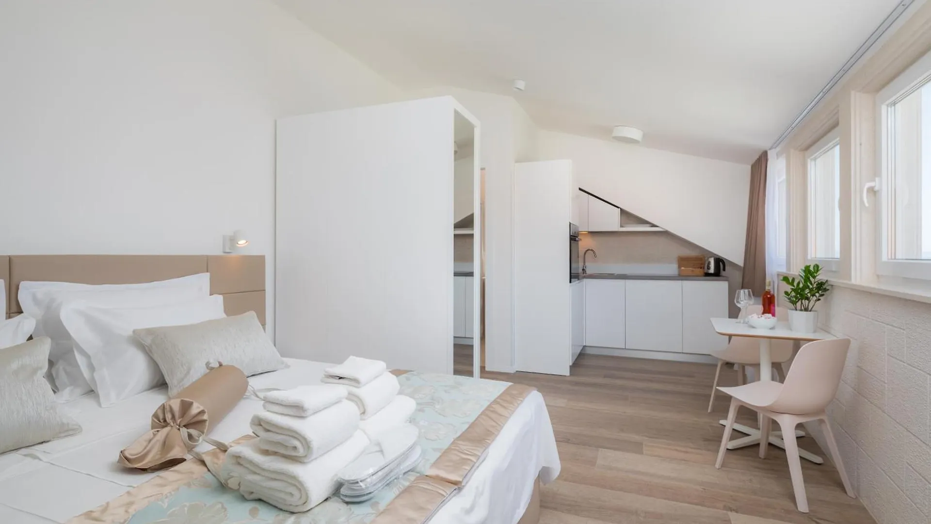 Mediterra Residence Split Bed & Breakfast